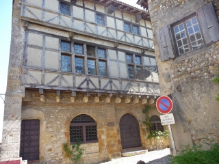 PEROUGES - MEXIMIEUX - CIRCUIT DES LAVOIRS-ain