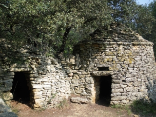 ENTRE BORIES ET PIERRES SECHES-bouches-du-rhone