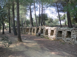 ENTRE BORIES ET PIERRES SECHES-bouches-du-rhone