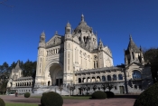 LA BASILIQUE DE LISIEUX-calvados