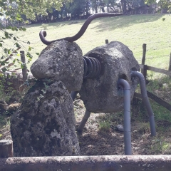 LE SENTIER DES PIERRES SCULPTEES-cantal