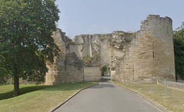 COUCY-LE-CHATEAU-AFFRIQUE – A L’OMBRE DES REMPARTS-aisne