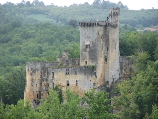 AUTOUR DU CHATEAU DE COMMARQUE-dordogne
