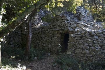 UZES ET LE SENTIER DES CAPITELLES-gard