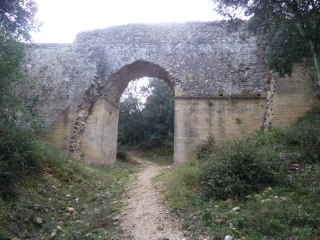 REMOULINS - SENTIER DE L AQUEDUC-gard