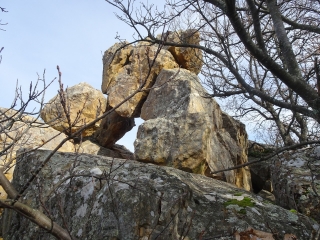 LE PIN - LA ROCHE PERCEE PAR LE VALLON DE LA VEYRE-gard