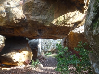 LE PIN - LA ROCHE PERCEE PAR LE VALLON DE LA VEYRE-gard