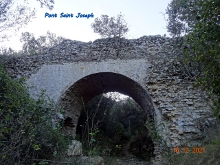 REMOULINS VESTIGES DE L AQUEDUC-gard