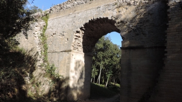 SUIVRE L AQUEDUC PRES DU PONT DU GARD-gard