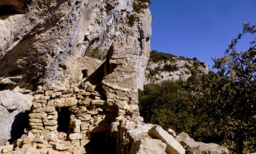 ROC DE LA VIGNE DEPUIS LES GORGES DE L HERAULT - HAMEAU DES LAVAGNES - BAUME DE L OLIVIER-herault