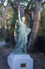 LUGNE - SA STATUE ET SES EUCALYPTUS-herault