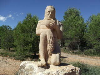 GARRIGUE VIGNES ET SCULPTURES MONUMENTALES A MONTAGNAC -herault