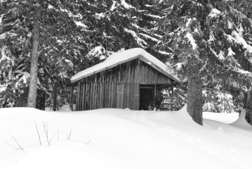 LE LAC DES TAVERNES EN RAQUETTES A NEIGE-isere