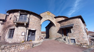 LE CROZET : UN GRAND HUIT EN CôTE ROANNAISE.-loire