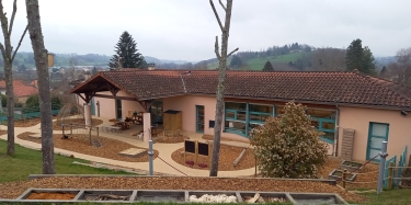 SAINT-DENIS-DE-CABANNE : DE L’OCRE DES PIERRES JAUNES, AU VERT DES PâTURAGES.-loire