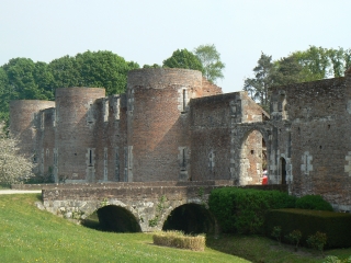 FONTAINE DE SAINTE-RADEGONDE ET LE CHATEAU DU HALLIER-loiret