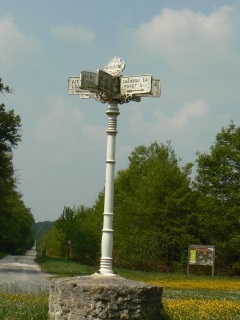 FONTAINE DE SAINTE-RADEGONDE ET LE CHATEAU DU HALLIER-loiret