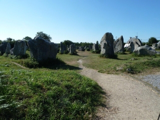 DES ALIGNEMENTS DE KERZERHO AU DOLMEN DE CRUCUNO-morbihan