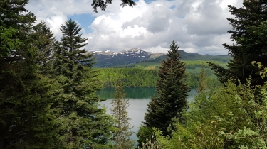 LAC PAVIN - PASSAGE A PROXIMITE DE BOURDOUZE -  LAC DE MONTCINEYRE-puy-de-dome