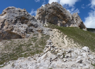 ROC DES CORNEILLES (LE TROU DE LA LUNE) DEPUIS LE MONOLITHE DE SARDIERES-savoie