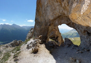 ROC DES CORNEILLES (LE TROU DE LA LUNE) DEPUIS LE MONOLITHE DE SARDIERES-savoie