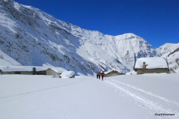 VALLEE D AVEROLE EN RAQUETTES A NEIGE-savoie