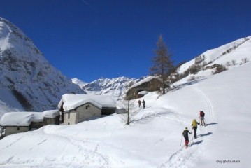 VALLEE D AVEROLE EN RAQUETTES A NEIGE-savoie