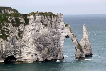 LE LONG DU LITTORAL A ETRETAT-seine-maritime