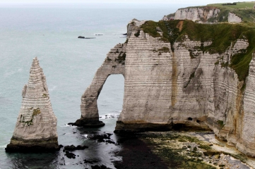 LE LONG DU LITTORAL A ETRETAT-seine-maritime
