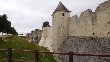PROVINS - A L ASSAUT DES REMPARTS-seine-et-marne