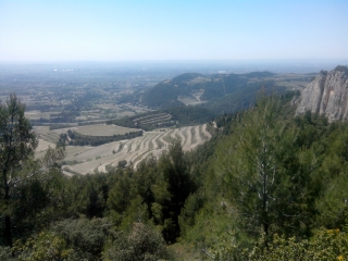 BEAUMES-DE-VENISE - ROCHER DES TROIS EVEQUES-vaucluse