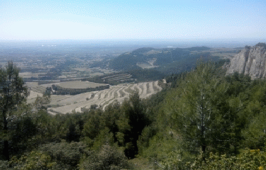 BEAUMES-DE-VENISE - ROCHER DES TROIS EVEQUES-vaucluse