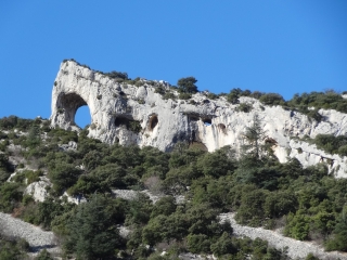 VALLON DE COMBRES - CIRQUE SAINT PIERRE-vaucluse
