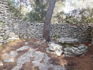 LA CROIX DES BAUX-vaucluse