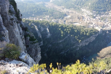 AU-DESSUS DE FONTAINE DE VAUCLUSE-vaucluse