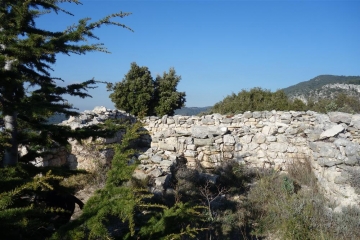 AU-DESSUS DE FONTAINE DE VAUCLUSE-vaucluse