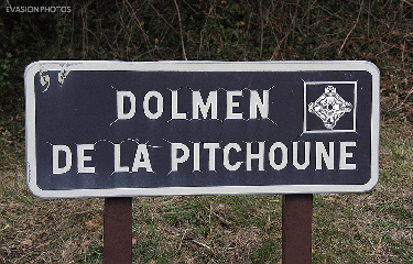 MENERBES PAR LE DOLMEN DE LA PICHONE-vaucluse