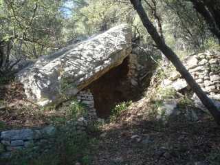 FONTAINE DE VAUCLUSE - COMBE DE BERINGUIER - AQUEDUC - BORIES-vaucluse