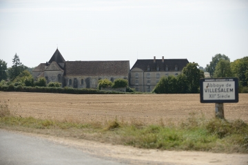 BALADE AUTOUR DE L ABBAYE DE VILLESALEM (XII IEME SIECLE)-vienne
